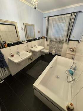 39 Bad EG mit Wanne - 