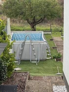 8 Pool von vorne aus gesehen - 1 Zimmer Einfamilienhaus zum Kaufen in Birlenbach