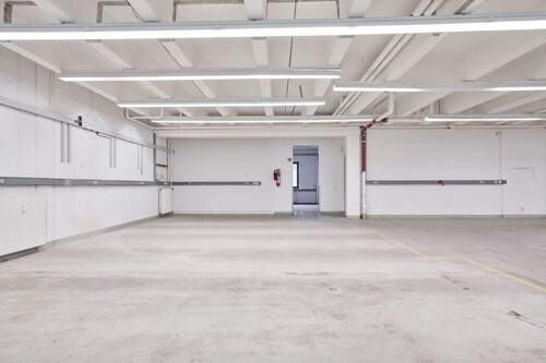 Attraktive Büro-Lager-Kombination mit ebenerdigem Rolltor - 