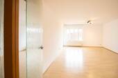 Wohnzimmer - Etagenwohnung mit 58,70 m² in Stuttgart zum Kaufen