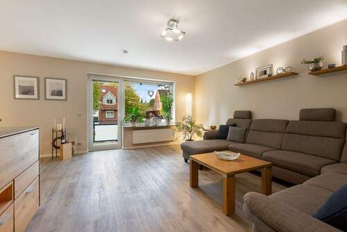 Offener Wohnbereich mit Zugang zum Balkon - 3 Zimmer Etagenwohnung zum Kaufen in Hamburg