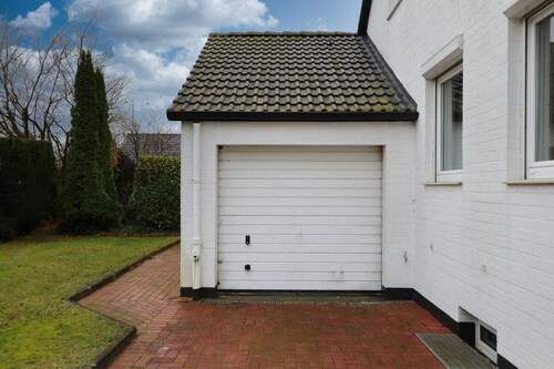 Garage - Einfamilienhaus mit 120,80 m&sup2; in Kisdorf zum Kaufen