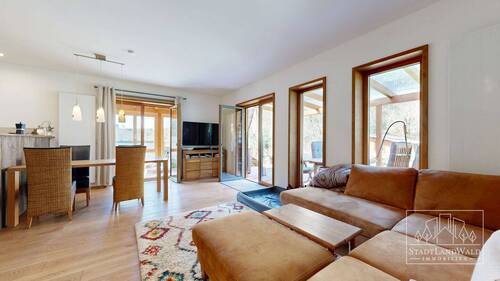 Wohn/Esszimmer mit Zugang zu Terrasse und Wintergarten - 