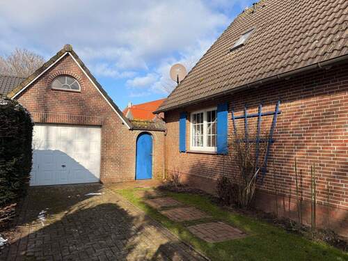 Hof mit Garage - Einfamilienhaus mit 120,00 m&sup2; in Krummhörn - Greetsiel zum Kaufen
