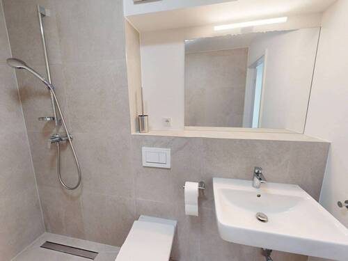 Ansicht II: Badezimmer II - 