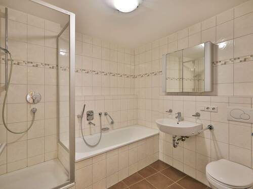 Hell gefliestes Badezimmer mit Dusche und Badewanne - Etagenwohnung mit 87,00 m² in Böblingen zum Kaufen