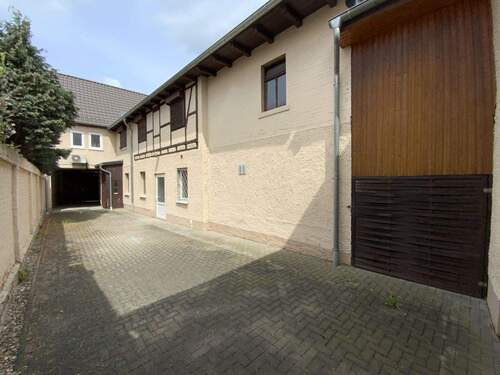 Innenhof / Durchfahrt - 1 Zimmer Mehrfamilienhaus, Wohnhaus in Roßleben-Wiehe