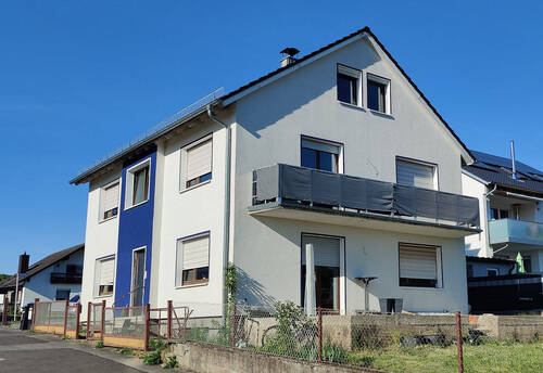 Aussen mit Terrasse.jpg - Zweifamilienhaus mit sehr viel Platz und großem Garten