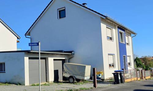 Aussen mit Garage.jpg - 8 Zimmer Mehrfamilienhaus, Wohnhaus zum Kaufen in Geldersheim