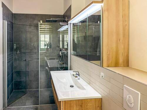 Mit Dusche und Wanne - 