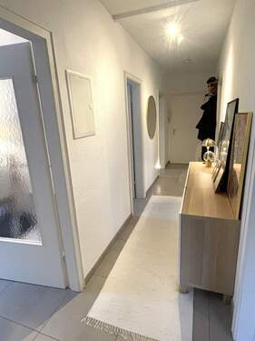 Flurblick zur Eingangstür - 