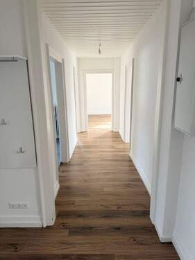 Sicht Eingang Flur - Sanierte 4-Zimmer Wohnung im Altbaustil