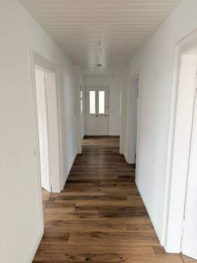 Flur Sicht Wohnungstüre - 