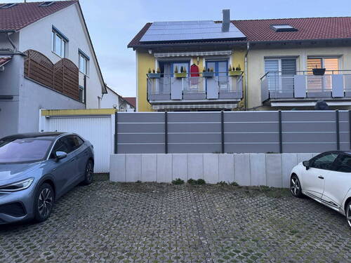 Südseite Stellplätze - Reihenendhaus 6,5 Zi. - 599.900,00&nbsp;EUR Kaufpreis, ca.&nbsp; 131,00&nbsp;m&sup2;&nbsp;Wohnfl&auml;che