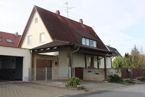 Eingangsbereich/Carport - 6 Zimmer Mehrfamilienhaus, Wohnhaus zum Kaufen in Heroldsberg