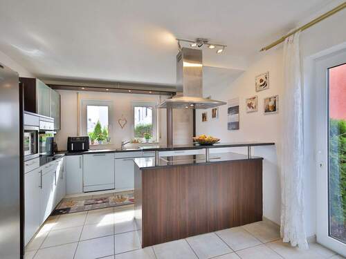 Große, offene Küche - Einfamilienhaus mit 242,00 m² in Ostelsheim zum Kaufen