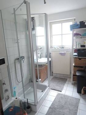 Gepflegtes, helles Badezimmer mit Dusche - 