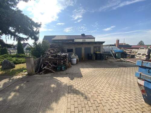 Hof mit Stallgebäude - 