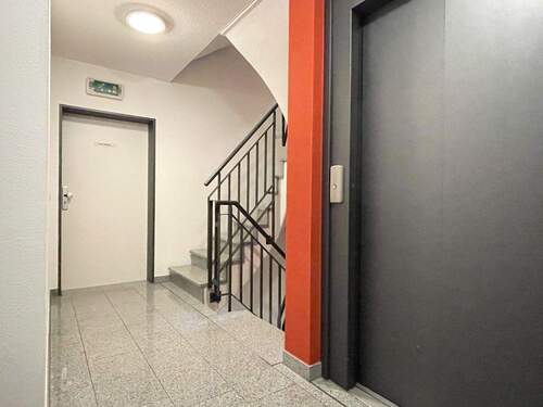 Treppenhaus und Eingangstür - 2 Zimmer Etagenwohnung in Wangen im Allgäu