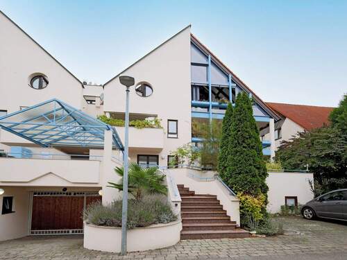 Hausansicht von der Straße mit Tiefgarageneinfahrt - Attraktive 2-Zimmer-Wohnung mit optimaler Aufteilung und zwei Terrassen