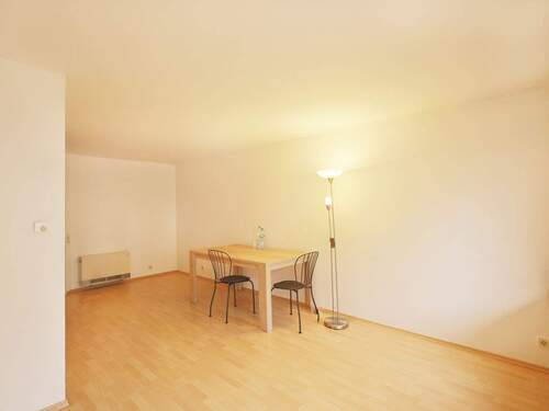 Schönes, helles Wohn- und Esszimmer - 2 Zimmer Etagenwohnung in Renningen