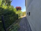 seitlicher Zugang zum Garten - 