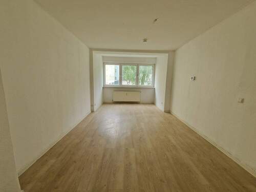 Wohnzimmer - 3 Zimmer Etagenwohnung in Magdeburg