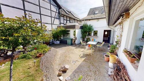 Innenhof - Einfamilienhaus mit 135,40 m&sup2; in Euskirchen / Kuchenheim zum Kaufen