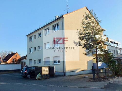 Hausfront mit Parkplätzen - 