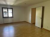 Großzügiges Wohnzimmer - 3 Zimmer Etagenwohnung zur Miete in Deisenhofen