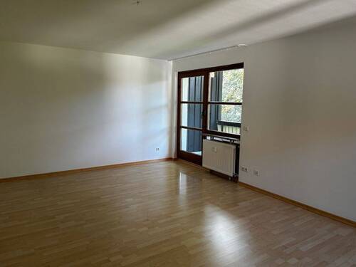 Geräumiges Wohnzimmer - 3 Zimmer Etagenwohnung in Deisenhofen