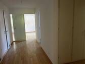 Geräumiger Flur mit Schrank - 