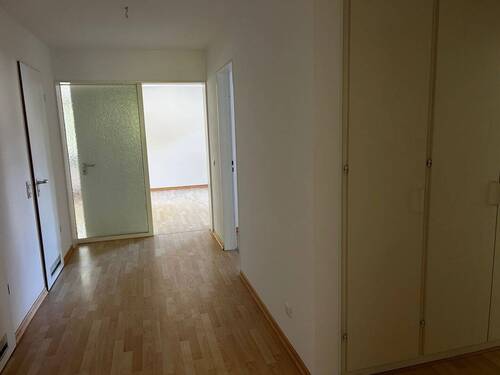 Geräumiger Flur mit Schrank - 