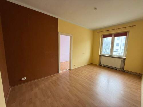 Wohnzimmer mit Blick in das halbe Zimmer - 1 Zimmer Etagenwohnung zum Kaufen in Hamburg
