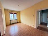 Wohnzimmer mit Blick auf den Flur - Etagenwohnung mit 39,00 m² in Hamburg zum Kaufen