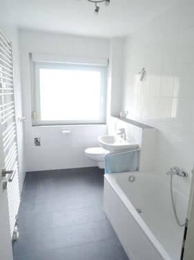 Helles gepflegtes Badezimmer - 