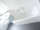 Badewanne mit Duschmöglichkeit - 