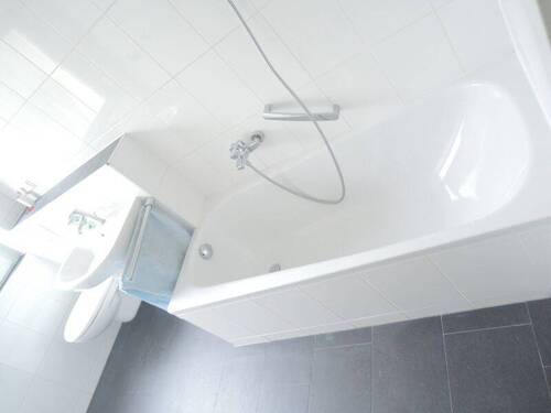 Badewanne mit Duschmöglichkeit - 