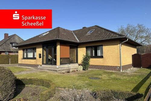 Strassenansicht - Solider Walmdachbungalow - Ihr neues Zuhause zum Wohlfühlen