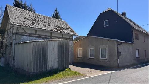 Straßenansicht mit Anbau und Nebengelass - 