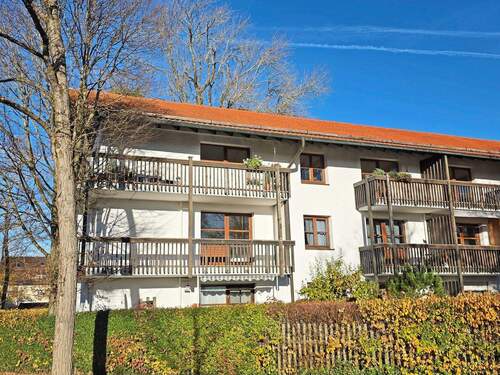 Mehrfamilienhaus Südfassade - Gemütliche 3-Zimmerwohnung mit umlaufendem Süd-West-Balkon in Bahnhofsnähe....