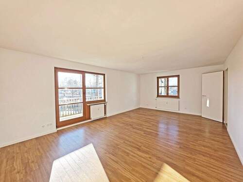 Helles Wohnzimmer mit Balkon - 2 Zimmer Etagenwohnung in Deisenhofen