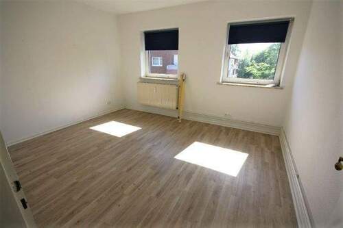 Schlafzimmer mit Laminatboden - 