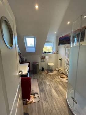 Bad mit XL Dusche und Mobilar - 