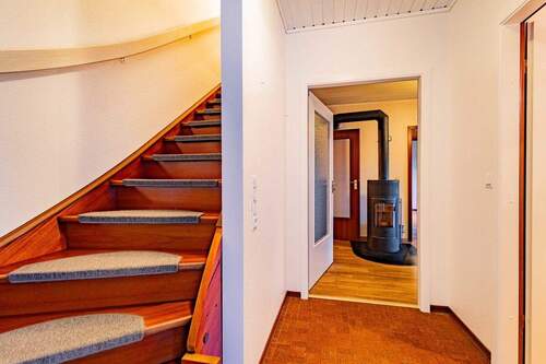 Treppenaufgang und Flur - 6 Zimmer Etagenwohnung zum Kaufen in Ettenheim