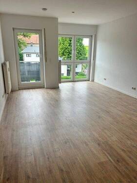 Wohnzimmer - +++ATTRAKTIVE DG-WOHNUNG MIT BALKON UND PKW-STELLPLATZ AM RANDE VON CHEMNITZ+++