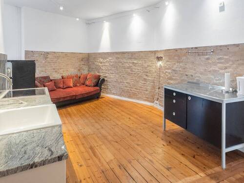 Wohnzimmer - Gründerzeit trifft Moderne: Stilvolle 3-Zimmer-Wohnung mit offener Küche