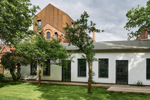 Produktionshalle. Eingangsbereich mit Terrasse - 