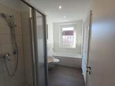 Tageslichtbad mit Wanne und Dusche - 4 Zimmer Etagenwohnung zur Miete in Merseburg