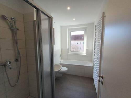 Tageslichtbad mit Wanne und Dusche - 4 Zimmer Etagenwohnung zur Miete in Merseburg
